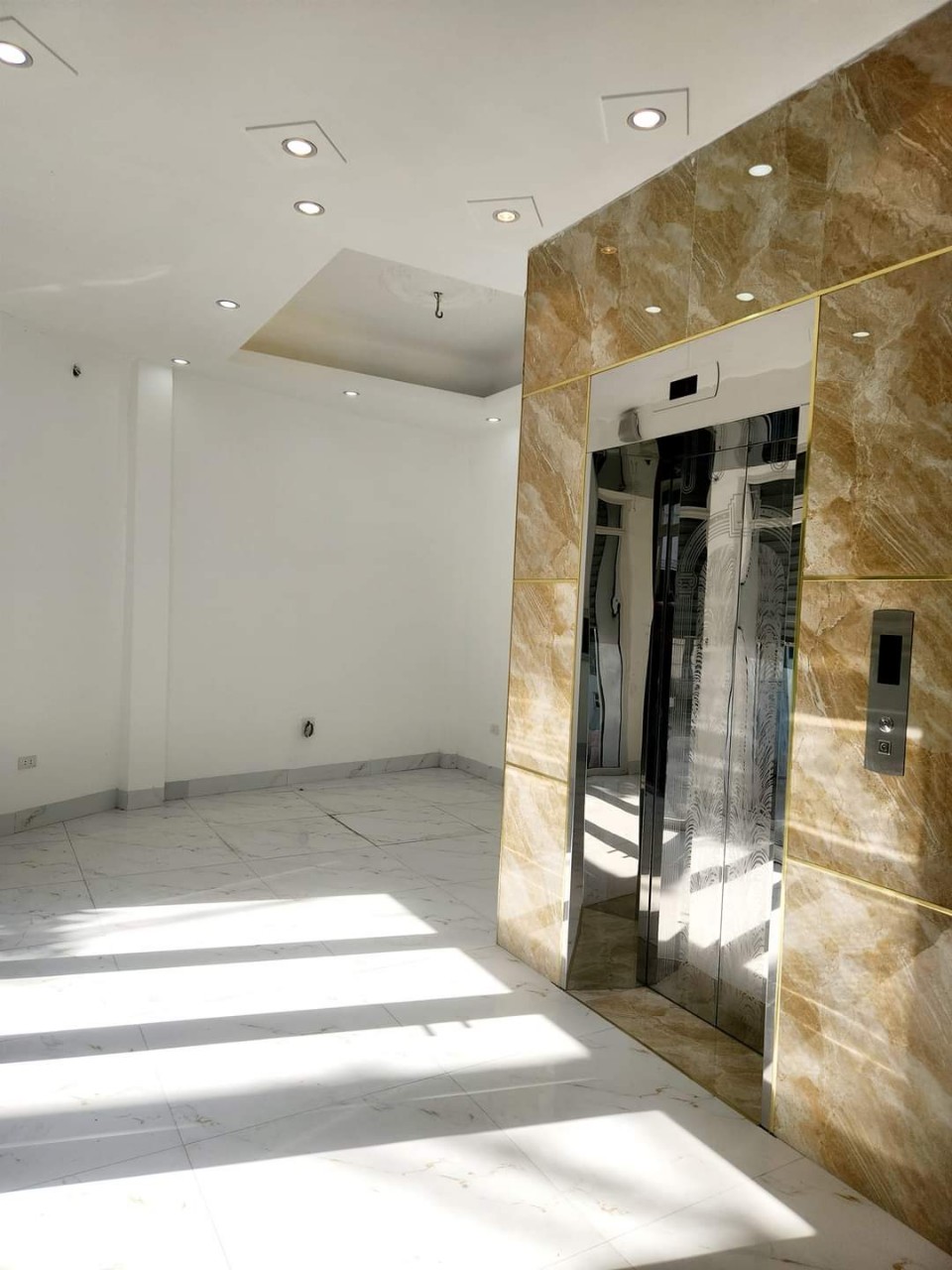 Nhà mình cho thuê nhà lô góc, mới, Mai Hắc Đế; vỉa hè 112m2* 5T- 46 Tr - Ảnh chính